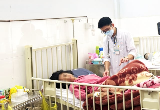 Die Reise zur Entdeckung einer seltenen Krankheit anhand kleiner Anomalien bei einem 12-jährigen Kind - Foto 1. Hành trình tìm ra căn bệnh hiếm từ những bất thường nhỏ ở bé 12 tuổi- Ảnh 1.