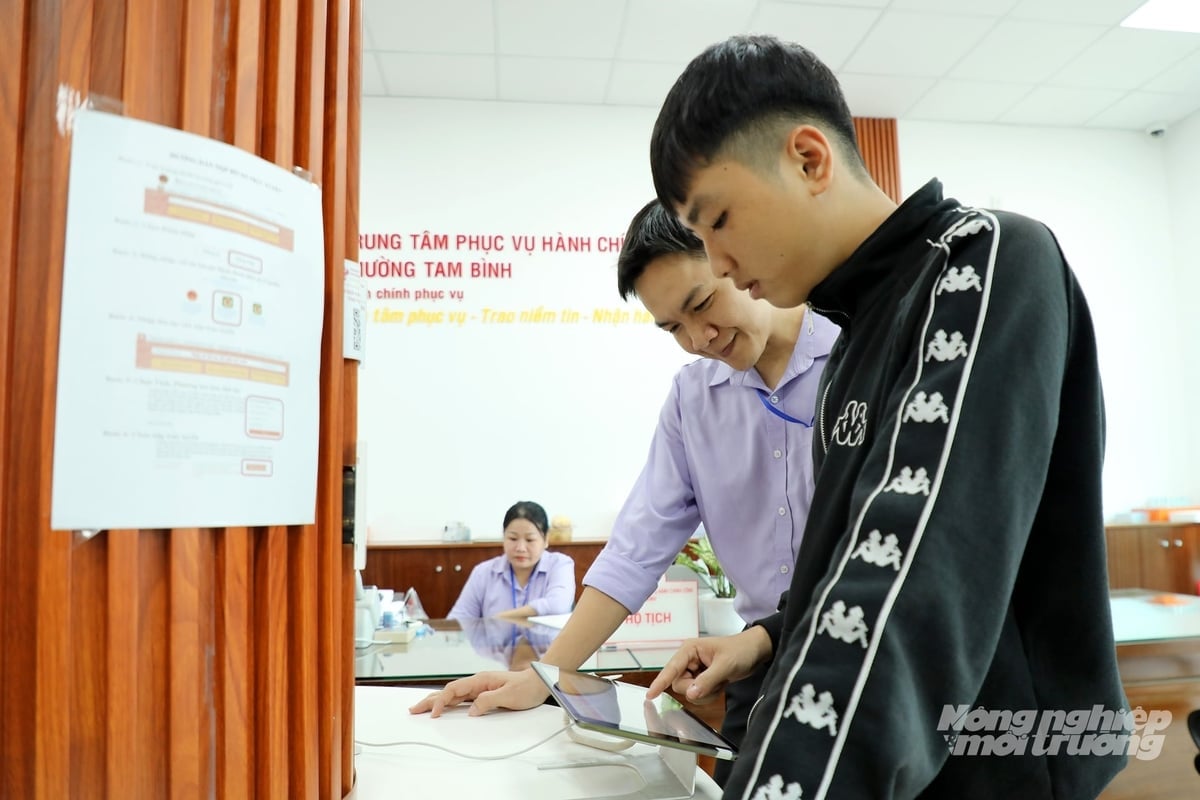 Centrul de Servicii Administrative Publice din sectorul Tam Binh implementează diverse soluții pentru a deservi eficient populația. Foto: Nguyen Thuy. Trung tâm Phục vụ Hành chính công phường Tam Bình triển khai nhiều giải pháp nhằm phục vụ người dân một cách hiệu quả. Ảnh: Nguyễn Thủy.