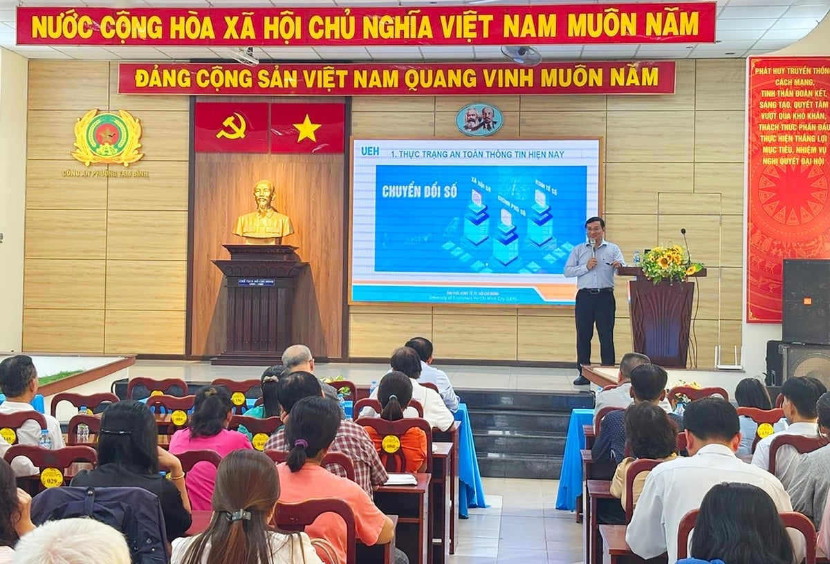 Secția Tam Binh organizează periodic sesiuni de instruire privind transformarea digitală. Foto: Nguyen Thuy. Phường Tam Bình thường xuyên tổ chức các buổi tập huấn về chuyển đổi số. Ảnh: Nguyễn Thủy.