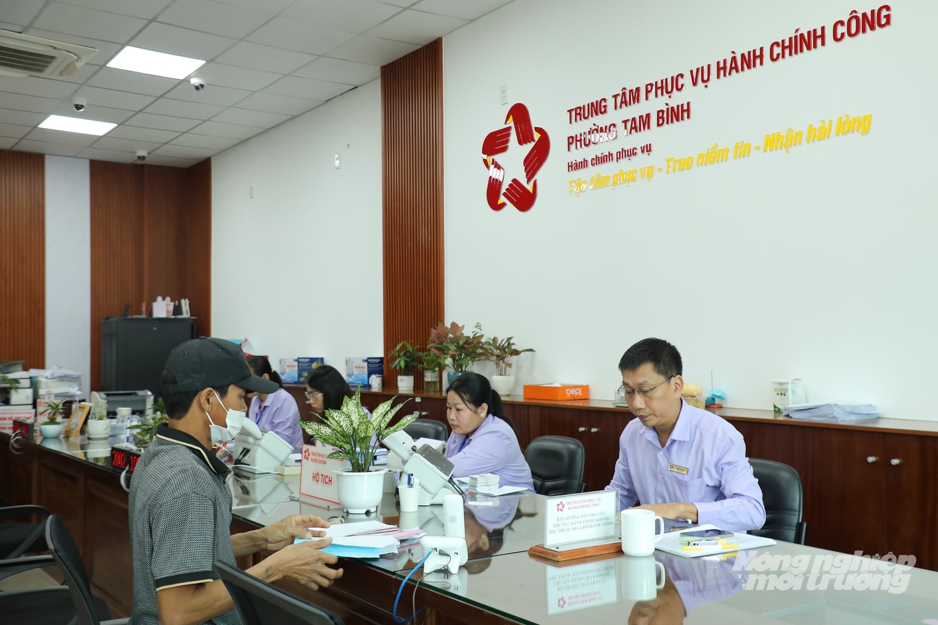 În urma fuziunii, numărul de cereri, proceduri și solicitări de soluționare din partea cetățenilor a crescut cu aproximativ 20-40%, punând presiune pe sistemul „ghișeu unic”, pe personal și pe infrastructura tehnologiei informației. Foto: Nguyen Thuy. Sau sáp nhập, số lượng hồ sơ, thủ tục, yêu cầu giải quyết của người dân tăng khoảng 20-40%, gây áp lực lên hệ thống 'một cửa', đội ngũ cán bộ và hạ tầng công nghệ thông tin. Ảnh: Nguyễn Thủy.