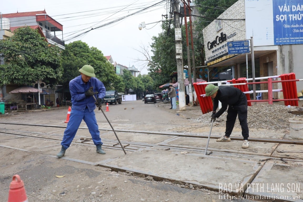 کارگران ساختمانی در حال ارتقاء تقاطع کیلومتر ۱۵۱+۶۸۵ بین راه آهن و خیابان تران دانگ نین، بخش تام تان، استان لانگ سون هستند.