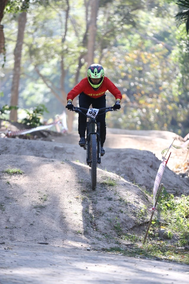 ນັກຂີ່ລົດຖີບຊາວຫວຽດນາມ ນ້ຳຕາໄຫລຍ້ອນບໍ່ສາມາດ 'ບິນ' ໄດ້ດີຢູ່ຕາມເສັ້ນທາງສວນສັດ; ຄູຝຶກເວົ້າອອກມາ - ຮູບ 1.