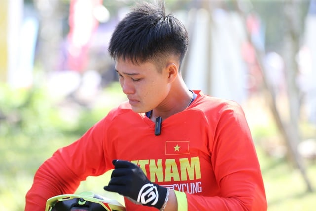 ນັກຖີບລົດຊາວຫວຽດນາມ ນ້ຳຕາໄຫລຍ້ອນບໍ່ສາມາດ “ບິນ” ໄດ້ດີຢູ່ຕາມສວນສັດ, ຄູຝຶກເວົ້າເຖິງ - ພາບທີ 2.