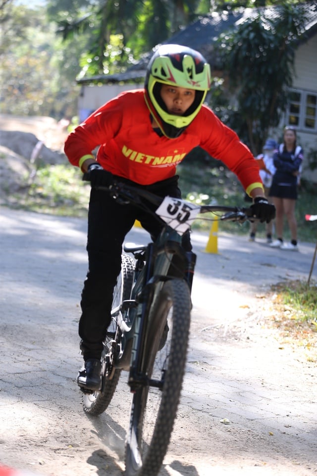 ນັກຖີບລົດຊາວຫວຽດນາມ ນ້ຳຕາໄຫລຍ້ອນບໍ່ສາມາດ “ບິນ” ໄດ້ດີຢູ່ຕາມສວນສັດ, ຄູຝຶກເວົ້າເຖິງ - ພາບທີ 5.