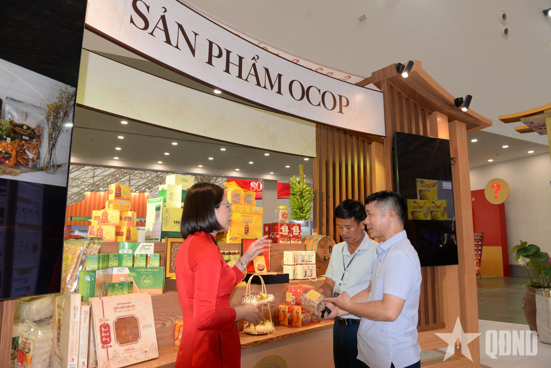 A Ninh Binh tartományból származó OCOP termékek vonzották a látogatókat a 2025 szeptemberében Hanoiban megrendezett Nemzeti Eredmények Kiállításán.