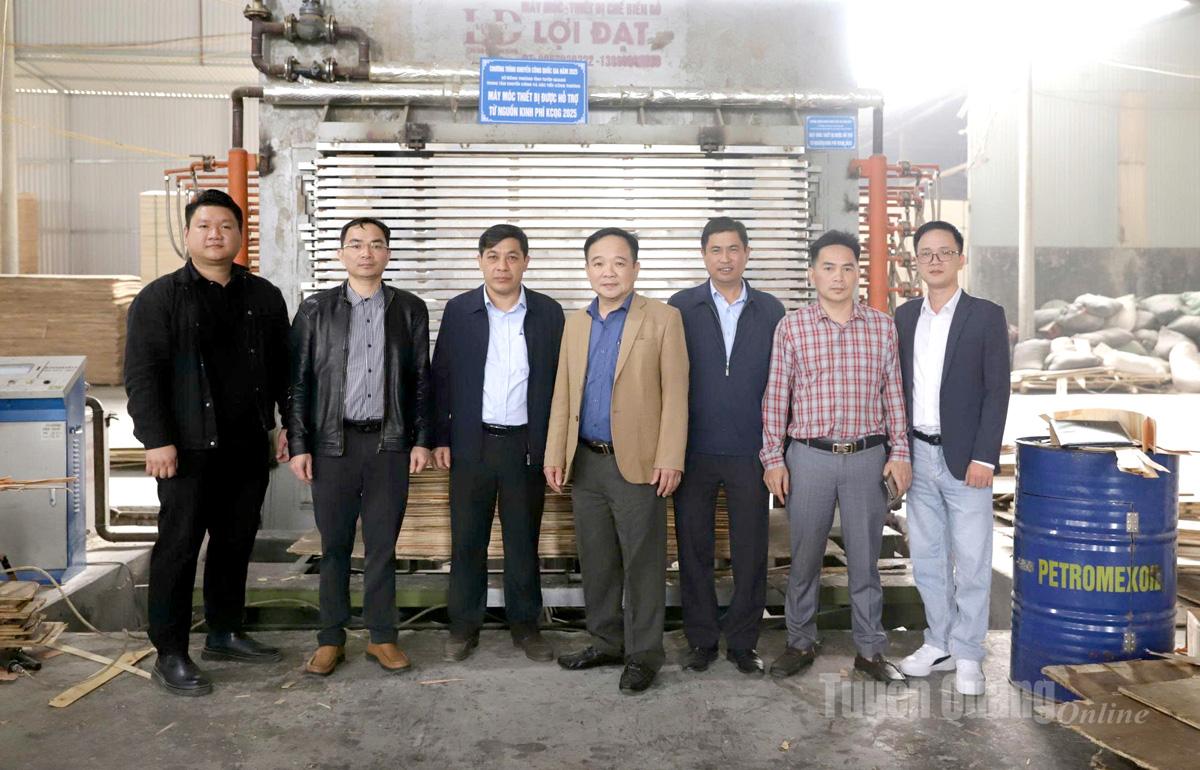 Liderii Centrului pentru Promovare Industrială și Dezvoltare Comercială au predat o mașină de presă termică către Ngoc Duc Production and Trading Service Co., Ltd.