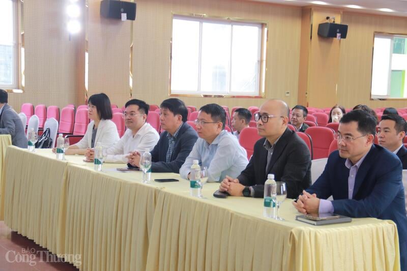 Afgevaardigden die de conferentie bijwonen bij het brugpunt van het Ministerie van Industrie en Handel. Foto: Thanh Tuan