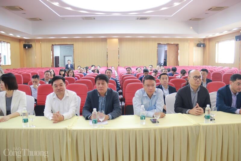 De conferentie werd bijgewoond door de partijcomités die onder haar directe toezicht staan, waaronder de secretarissen, vice-secretarissen, leden van het Permanent Comité, leden van het Uitvoerend Comité, leden van het Inspectiecomité, en alle kaders, partijleden, ambtenaren en medewerkers van de partijcomités die onder haar directe toezicht staan. Foto: Thanh Tuan