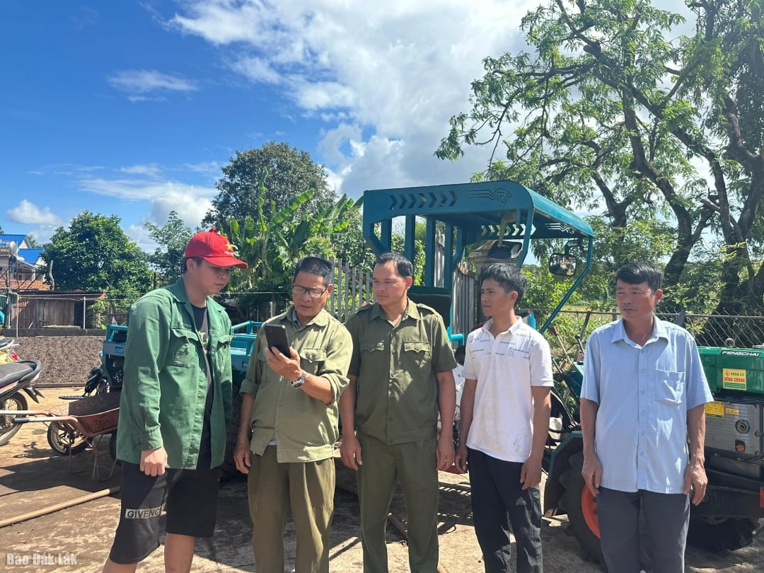 Пан Пан Тон Нят (другий зліва), шанована особа в селі Хіеп Доан, навчає мешканців навичкам безпеки в Інтернеті.