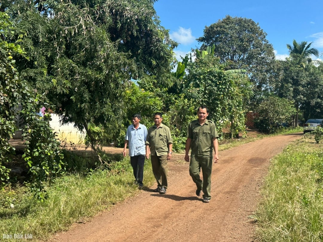 Пан Пан Тон Нят (стоїть посередині) та місцева служба безпеки беруть участь у патрулюванні та захищають спокій села.