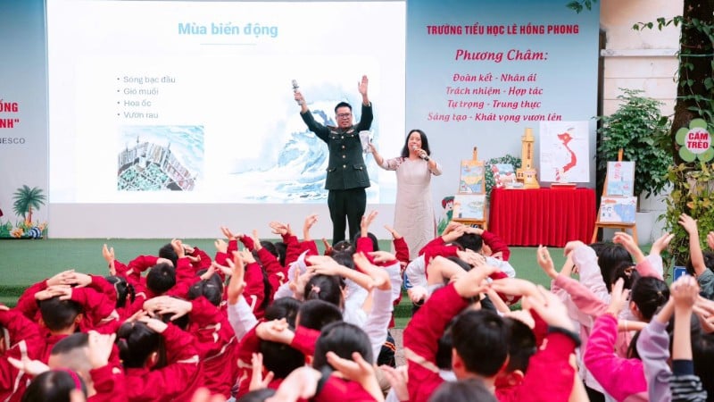 พันโทหญิง เหงียน ซวน ถุย นักเขียน พูดคุยกับนักเรียน