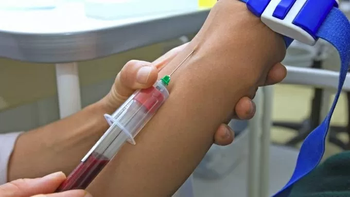 A genetikai vérvizsgálatok segítenek megjósolni a szívroham és a stroke kockázatát. Xét nghiệm máu di truyền có thể phát hiện sớm nguy cơ đau tim và đột quỵ