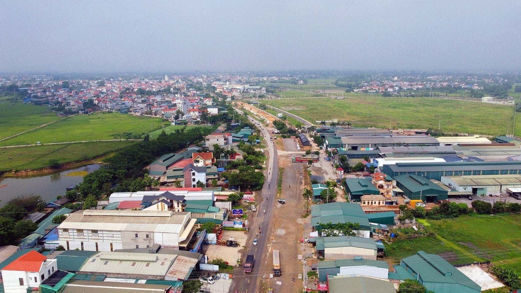 Canteiro de obras do projeto de expansão da Rodovia Nacional 6, trecho Ba La - Xuan Mai.