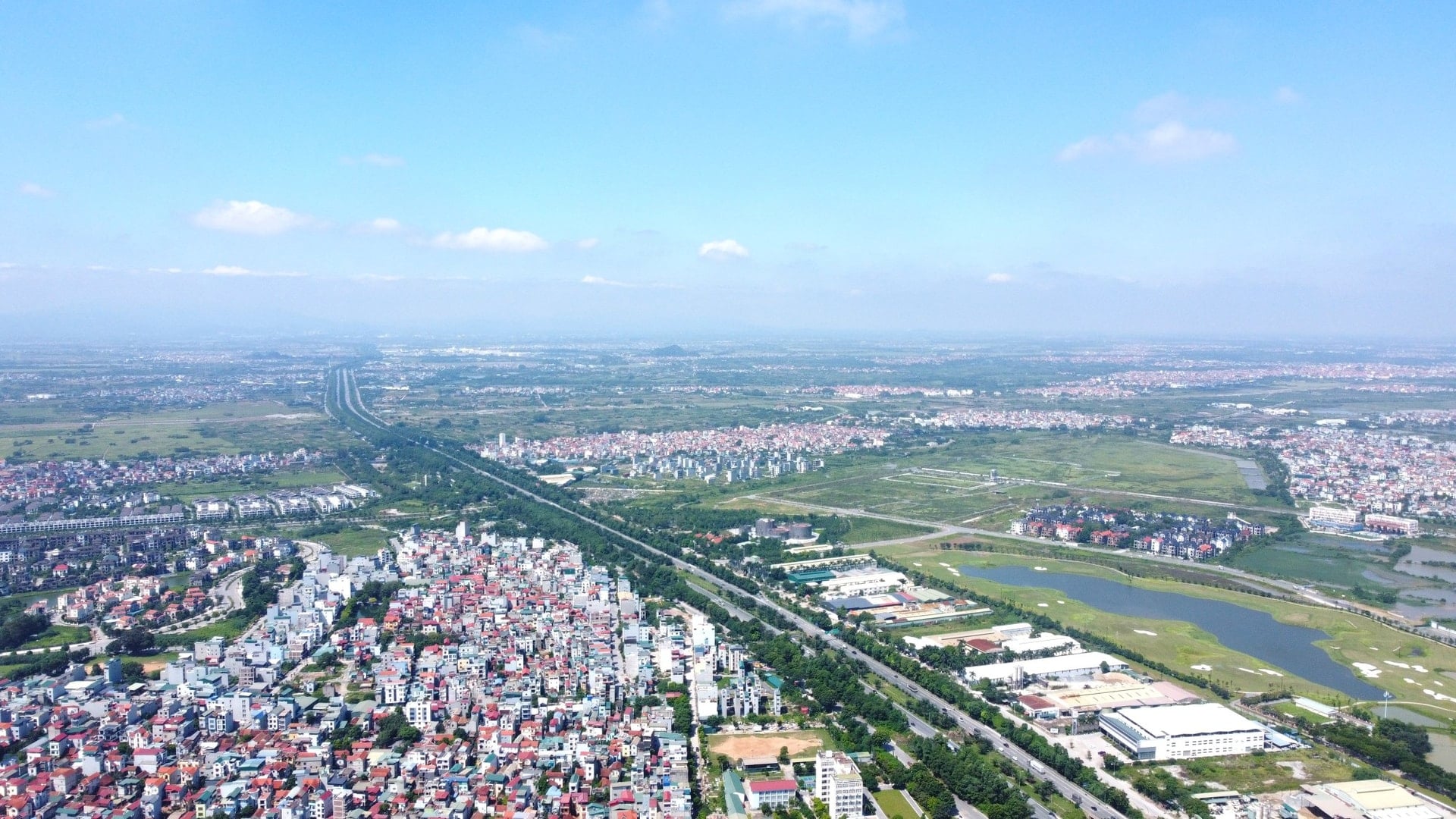 A Avenida Thang Long atravessa uma grande área urbana na zona oeste de Hanói.