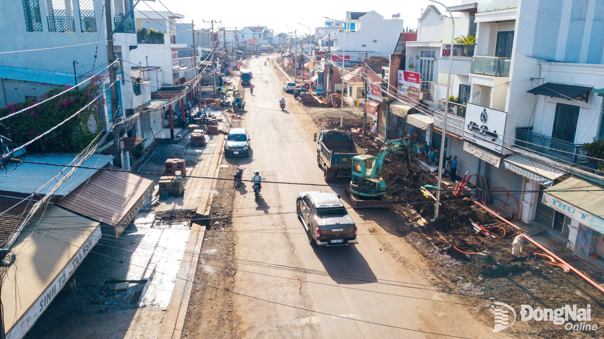 Jalan Duy Tan merupakan jalan utama di Kecamatan Bao Vinh, dan pembangunannya saat ini telah mencapai sekitar 60%. Foto: Xuan Luong 