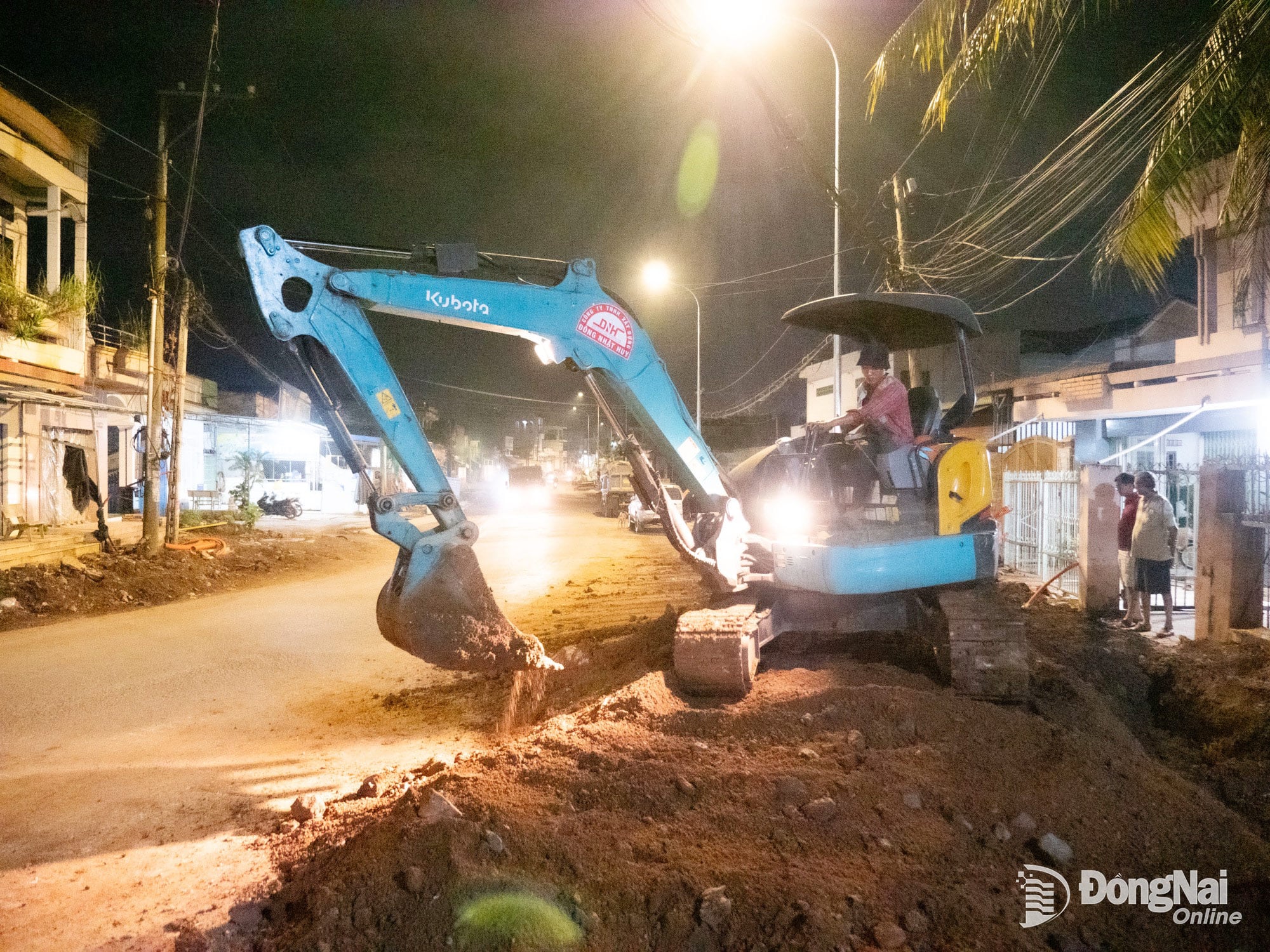 Untuk mempercepat proses, kontraktor bekerja pada malam hari dan akhir pekan. Foto: Xuan Luong 