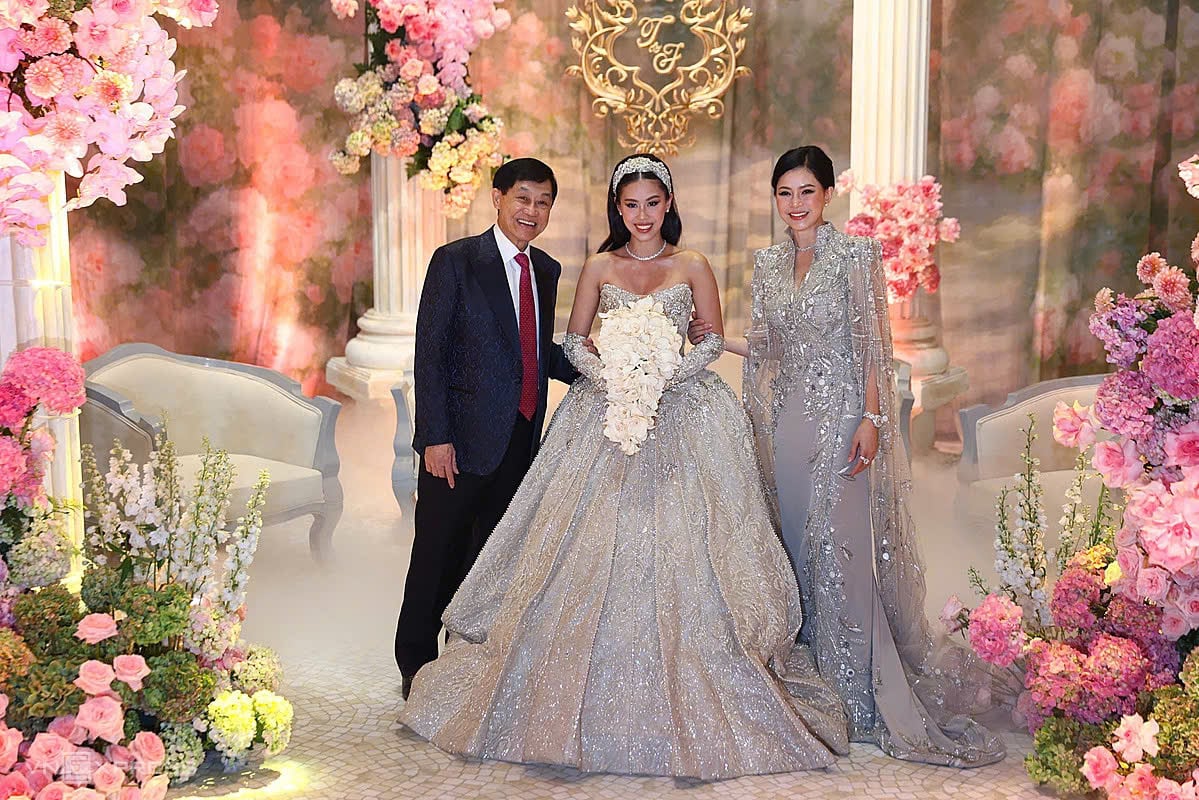 Die zwei teuersten Kleider bei der Hochzeit der Tochter der ehemaligen Filmschönheit Thuy Tien - Foto 2. Hai chiếc đầm đắt đỏ nhất trong đám cưới của con gái cựu mỹ nhân màn bạc Thuỷ Tiên - Ảnh 2.