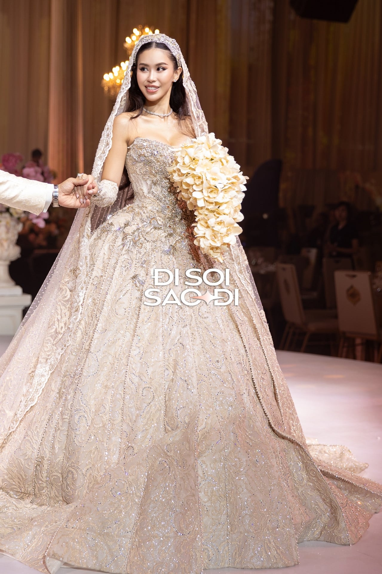 Hai chiếc đầm đắt đỏ nhất trong đám cưới của con gái cựu mỹ nhân màn bạc Thuỷ Tiên  - Ảnh 3.