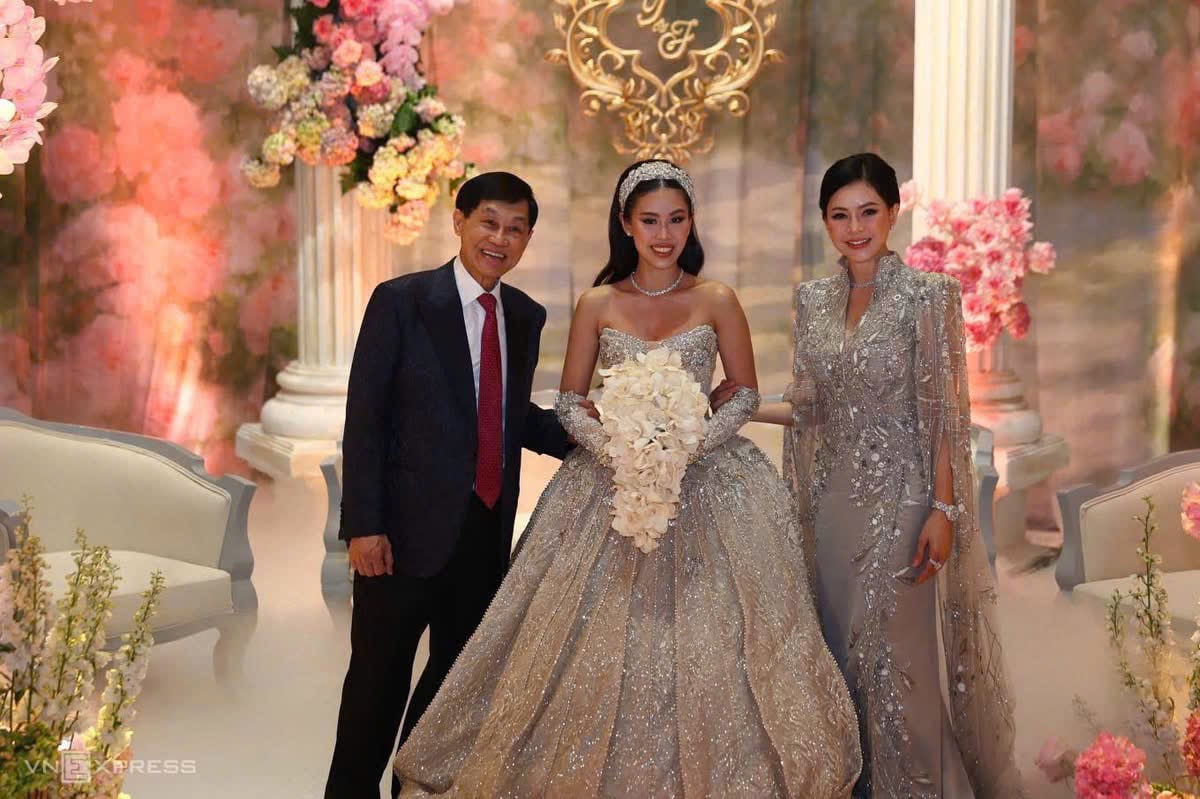 Die zwei teuersten Kleider bei der Hochzeit der Tochter der ehemaligen Filmschönheit Thuy Tien - Foto 5. Hai chiếc đầm đắt đỏ nhất trong đám cưới của con gái cựu mỹ nhân màn bạc Thuỷ Tiên - Ảnh 5.
