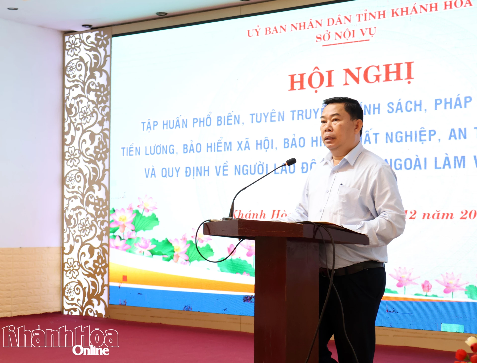 El jefe del Departamento del Interior pronunció el discurso inaugural de la conferencia.