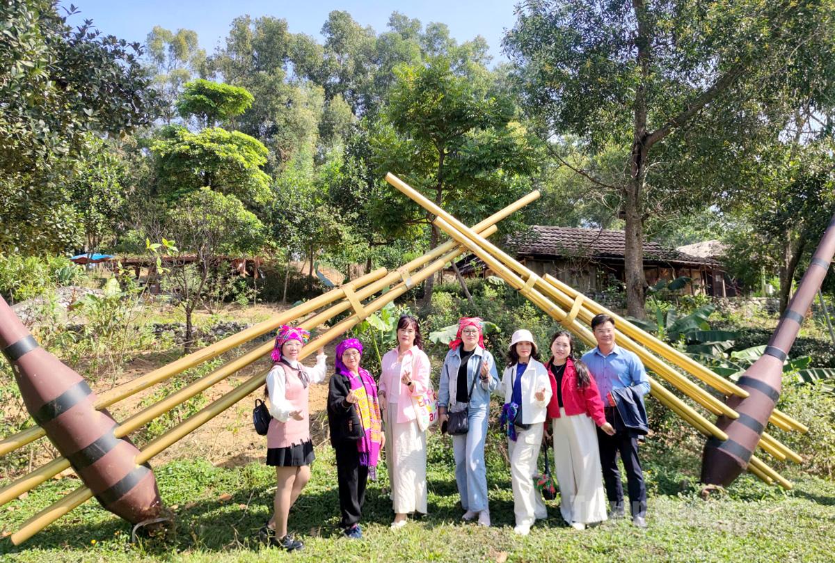 นักท่องเที่ยวเยี่ยมชมและเช็คอินข้างแบบจำลองขลุ่ยมองโกลที่หมู่บ้านมอง อำเภอดงโม