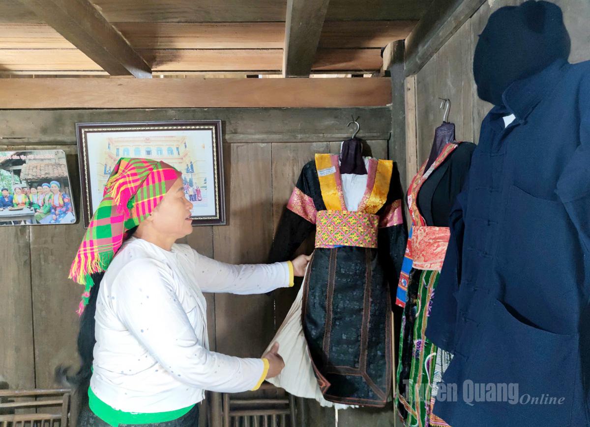 คุณ Giàng Thị Má กำลังปรับแต่งเครื่องแต่งกายแบบดั้งเดิมของชาวม้ง