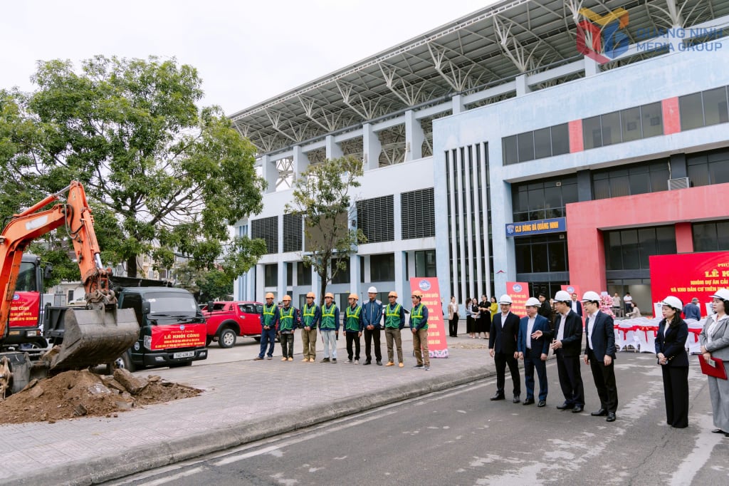 Delegatene var vitne til den første spadestikkseremonien for landskaps- og infrastrukturprosjektet rundt Cam Pha Stadium.