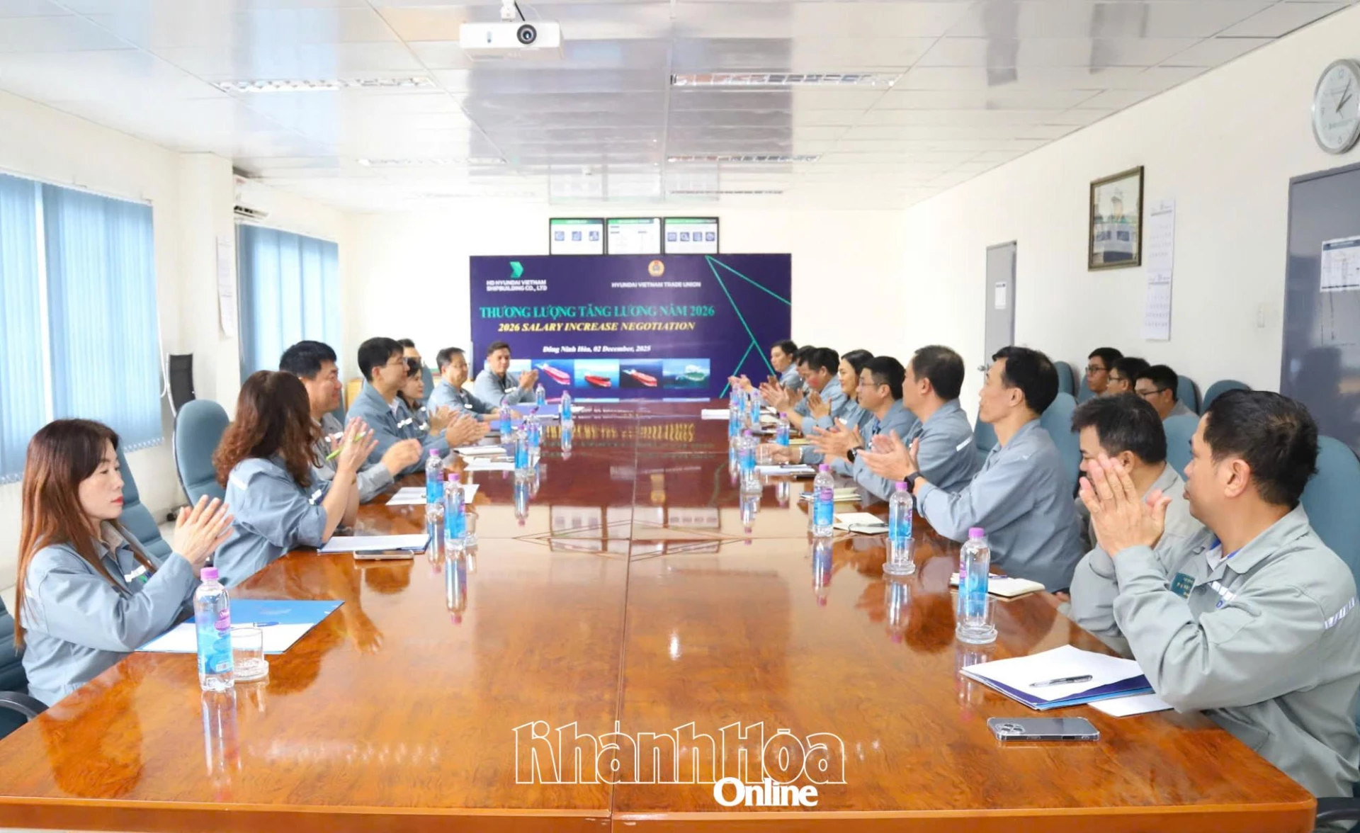 Сцена с переговоров о повышении заработной платы и бонусов.