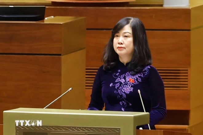 រដ្ឋមន្ត្រីក្រសួងសុខាភិបាល Dao Hong Lan ថ្លែង។ (រូបថត៖ Doan Tan/VNA) ttxvn-quoc-hoi-bieu-quyet-thong-qua-cac-luat-va-1-nghi-quyet-1012-3.jpg