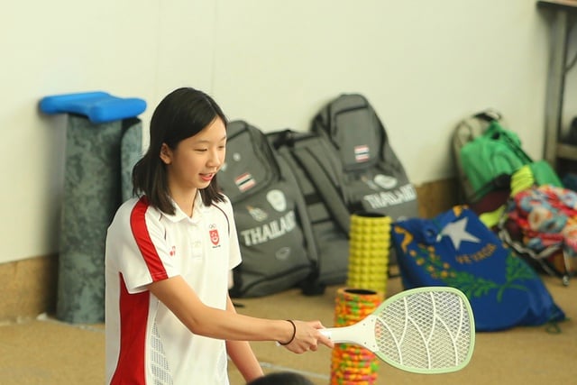 Nhà thi đấu SEA Games 33 đầy… muỗi, cả thầy lẫn trò đội tuyển bơi Singapore lại ‘khoái chí’ - Ảnh 1.