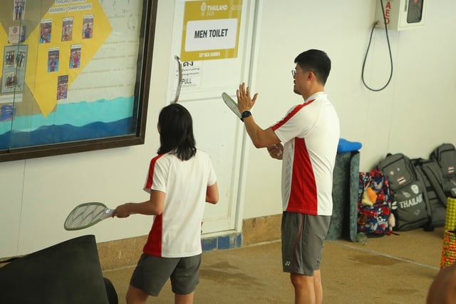 Nhà thi đấu SEA Games 33 đầy… muỗi, cả thầy lẫn trò đội tuyển bơi Singapore lại ‘khoái chí’ - Ảnh 3.