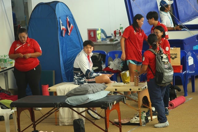 Nhà thi đấu SEA Games 33 đầy… muỗi, cả thầy lẫn trò đội tuyển bơi Singapore lại ‘khoái chí’ - Ảnh 5.