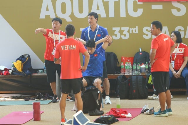 Nhà thi đấu SEA Games 33 đầy… muỗi, cả thầy lẫn trò đội tuyển bơi Singapore lại ‘khoái chí’ - Ảnh 6.
