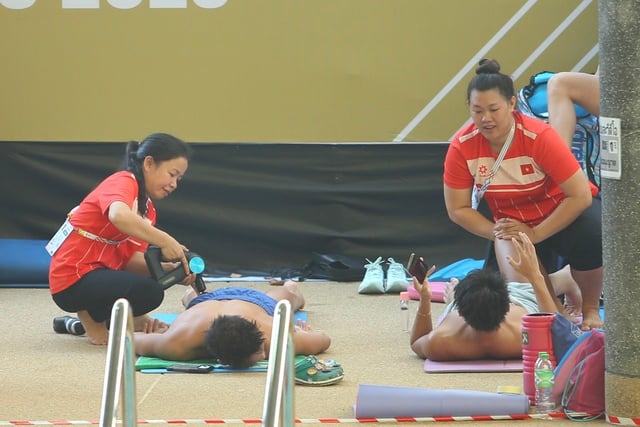 Nhà thi đấu SEA Games 33 đầy… muỗi, cả thầy lẫn trò đội tuyển bơi Singapore lại ‘khoái chí’ - Ảnh 7.