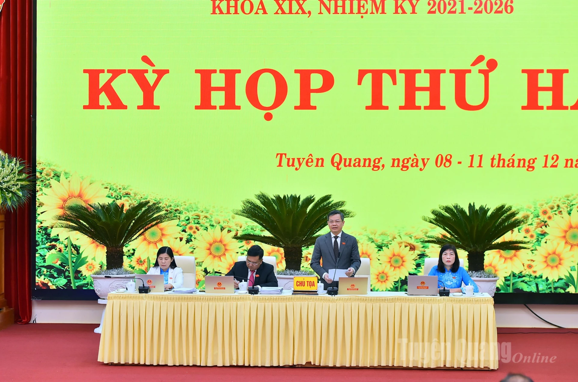 Kamrat Nguyen Van Son, ordförande för provinsens folkråd, föreslog diskussionsämnen.