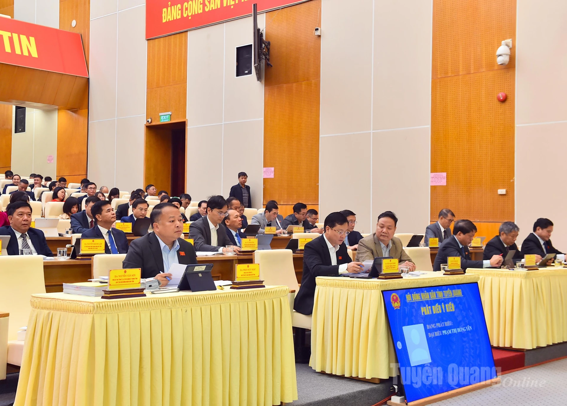 Ordförande för provinsens folkkommitté, Phan Huy Ngoc, och delegater som deltar i mötet.