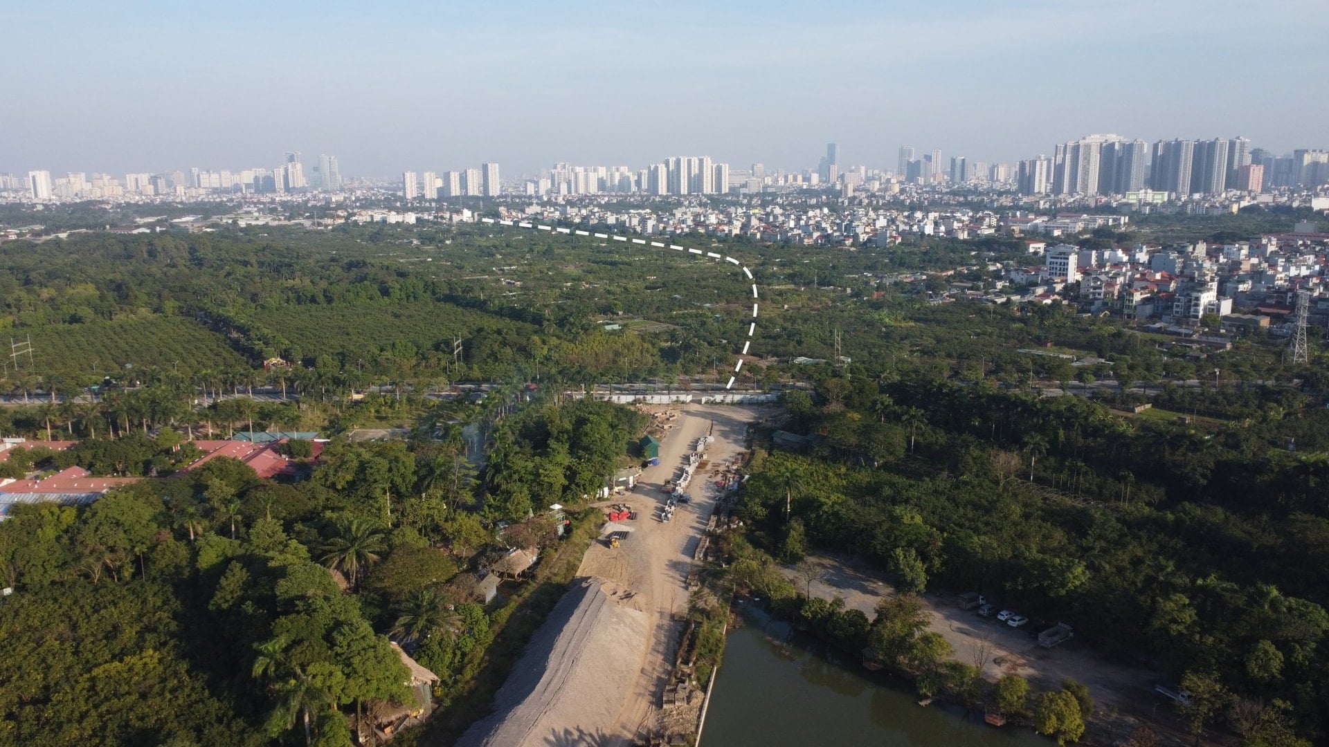 Toàn cảnh đoạn tuyến đang được thi công từ nút giao đường Văn Tiến Dũng.