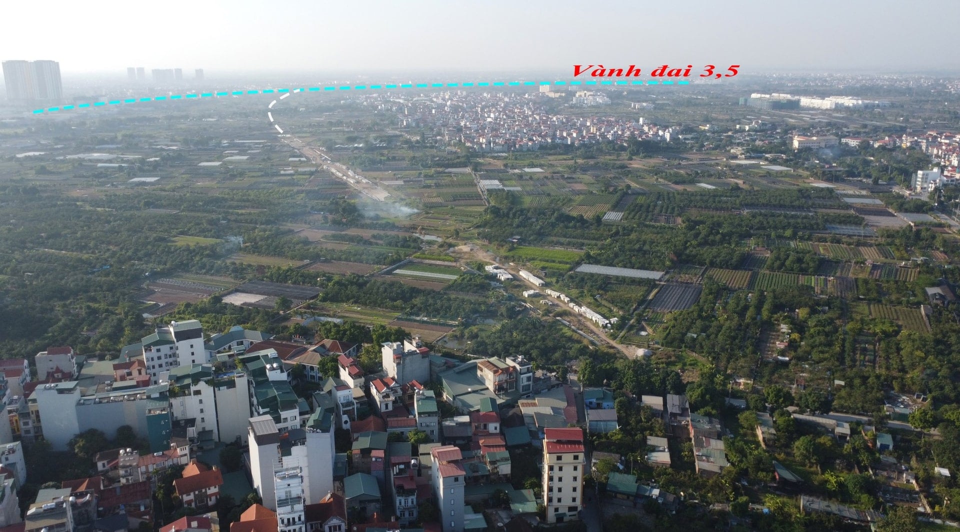 Công trường thi công đoạn qua phường Tây Tựu với các hoạt động san nền, làm hệ thống thoát nước.