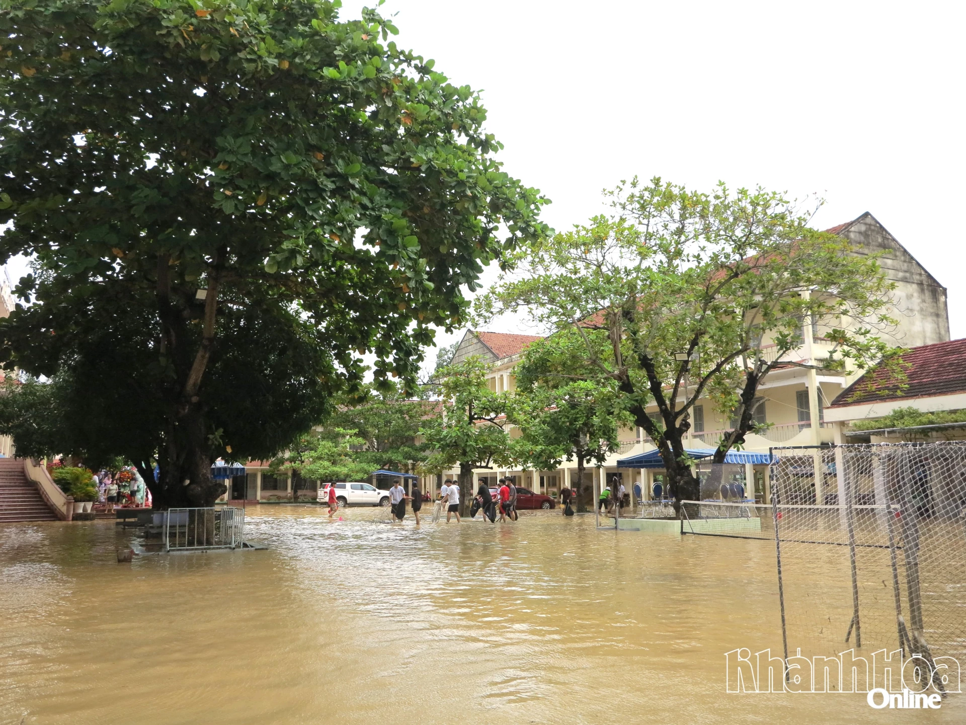 Em novembro, fortes chuvas causaram inundações em uma escola no bairro de Tay Nha Trang.