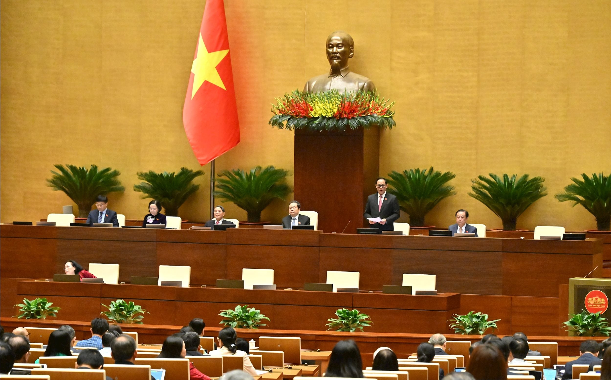 Vice ordförande i nationalförsamlingen Tran Quang Phuong ledde mötet.