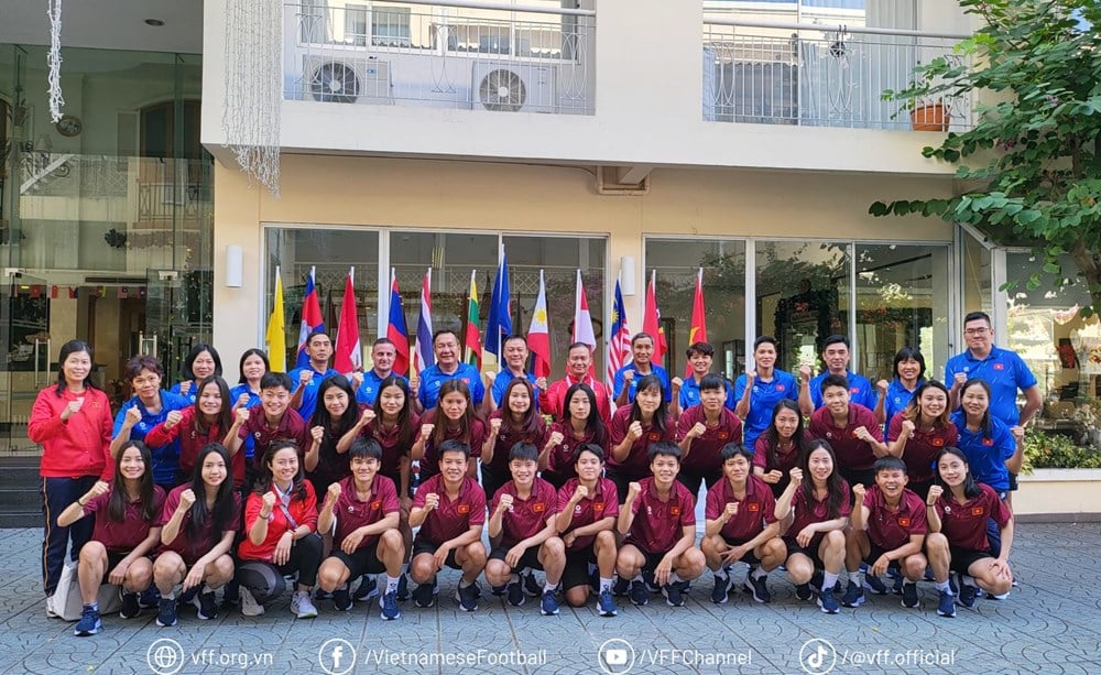 Lagleder Nguyen Hong Minh besøker og oppmuntrer kvinnelandslaget - bilde 2