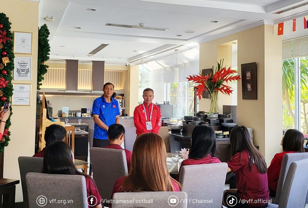 Lagleder Nguyen Hong Minh besøker og oppmuntrer kvinnelandslaget - bilde 1
