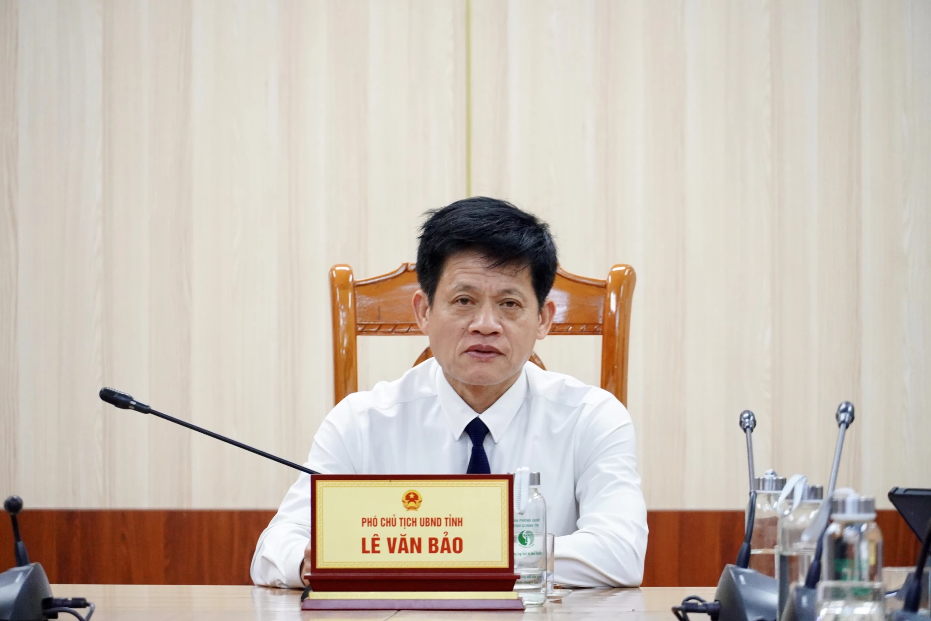 El camarada Le Van Bao, miembro del Comité Permanente del Comité Provincial del Partido y vicepresidente del Comité Popular Provincial, asistió a la conferencia en la sucursal provincial de Quang Tri - Foto: H.N.
