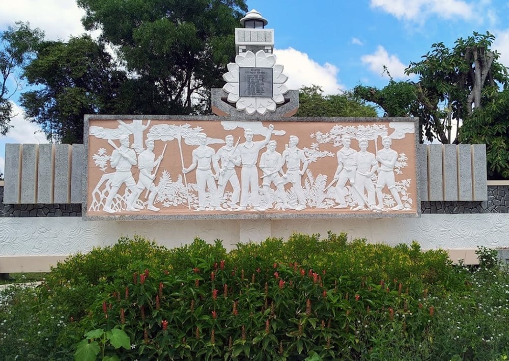 Restaurarea și modernizarea templului memorial dedicat celor 10 martiri eroici ai revoltei Hon Khoai - fotografia 2