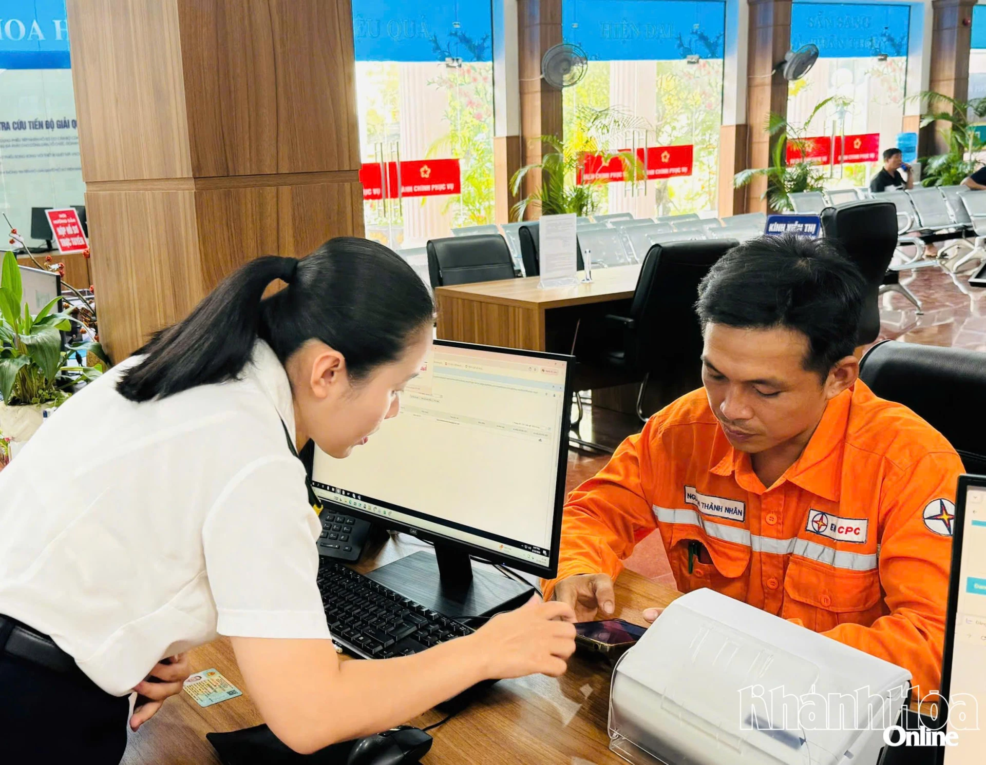 Skattetjänstemän vägleder medborgarna om installationen av eTax Mobile-applikationen.