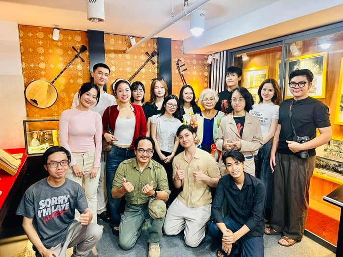 Den förtjänstfulla konstnären Ca Lê Hồng för vidare sin passion för skådespeleri till unga skådespelare på Xóm Kịch-teatern - Foto 1.