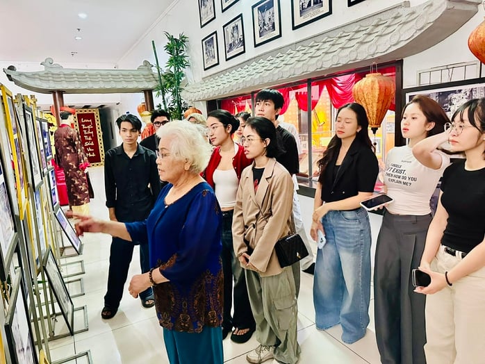 Den förtjänstfulla konstnären Ca Lê Hồng för vidare sin passion för skådespeleri till unga skådespelare på Xóm Kịch-teatern - Foto 2.