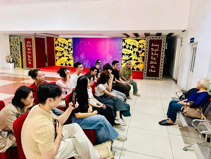 Den förtjänstfulla konstnären Ca Lê Hồng för vidare sin passion för skådespeleri till unga skådespelare på Xóm Kịch-teatern - Foto 3.