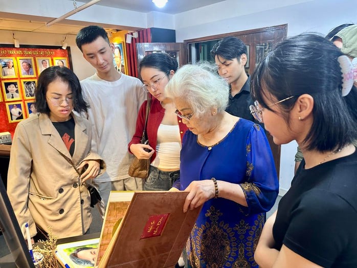 Den förtjänstfulla konstnären Ca Lê Hồng för vidare sin passion för skådespeleri till unga skådespelare på Xóm Kịch-teatern - Foto 4.