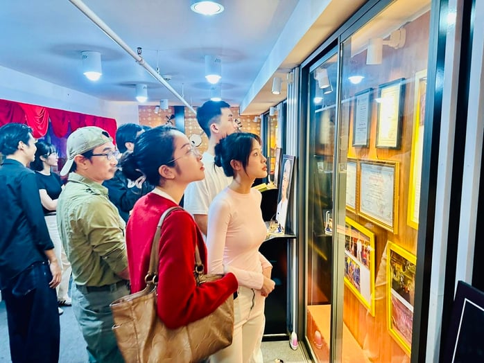 Den förtjänstfulla konstnären Ca Lê Hồng för vidare sin passion för skådespeleri till unga skådespelare på Xóm Kịch-teatern - Foto 5.